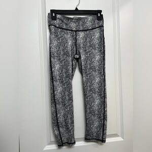 GapFit XS Cropped Leggings Animal Print High Rise Athletic Pants Black White